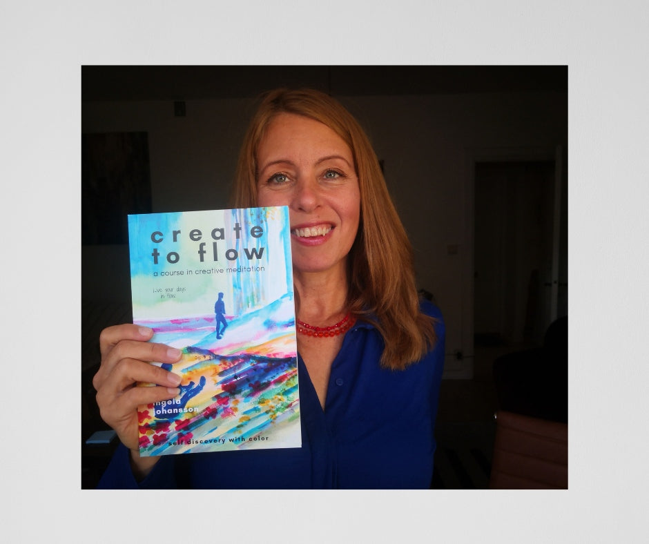 Author Ingela Johansson with her book on creativty and flow: Create to Flow
