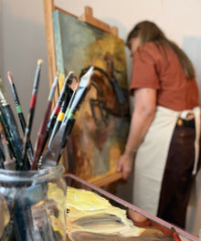 Painting a horse in the art studio by Ingela Johansson.