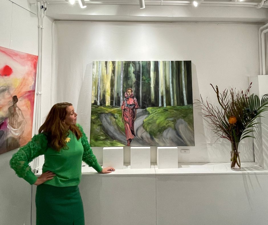 Nordic_artist_Ingela_Johansson_with_the_painting_Forest_at_an_exhibition