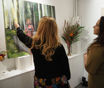 Art collectors with the painting Forest by Ingela Johansson in Stockholm.