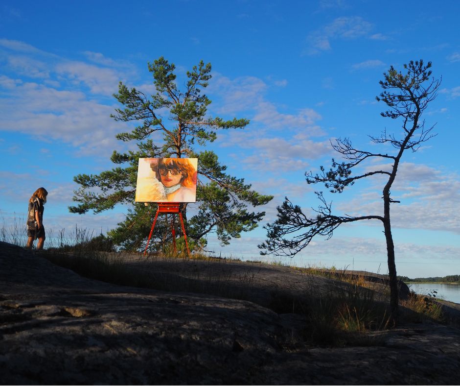 Ingela Johansson with the painting Marigold and Tiger in nature